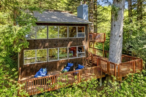 Classic woodland home with gorgeous setting, great deck - 2 dogs OK