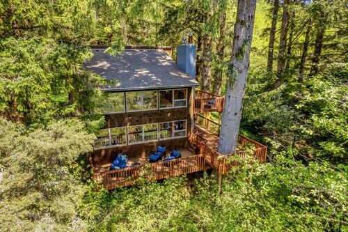 Classic woodland home with gorgeous setting, great deck - 2 dogs OK