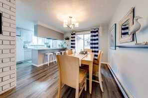 Dining - Updated home with ping-pong - 3 blocks to beach (Seaside)
