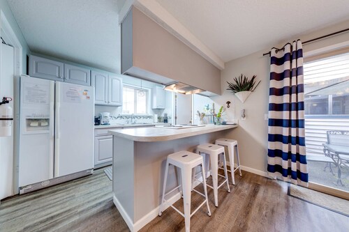 Updated home with ping-pong - 3 blocks to beach