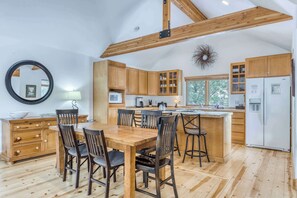 Fridge, microwave, oven, stovetop - Spacious dog friendly home withprivate hot tub, guest bikes, (Sunriver)