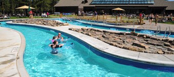 Spacious dog friendly home withprivate hot tub, guest bikes,