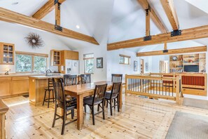Dining - Spacious dog friendly home withprivate hot tub, guest bikes, (Sunriver)