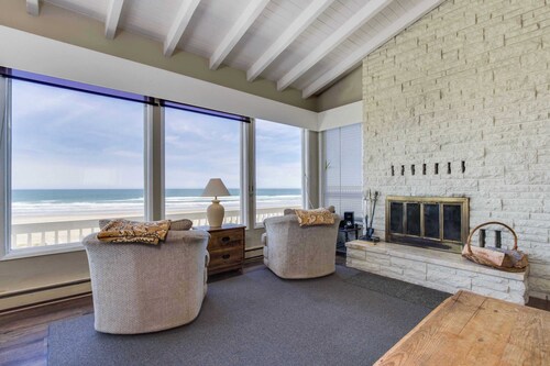 Dog-friendly, oceanfront home w/ beach access, and large deck-EV charger