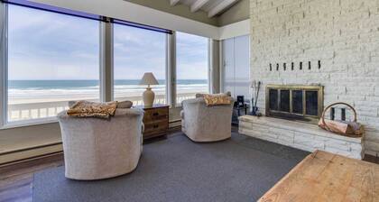 Dog-friendly, oceanfront home w/ beach access, and large deck-EV charger