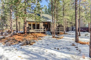 Exterior - Two bedroom plus loft home with Decks, Bikes & SHARC Pass to Pools, Hot Tub & Tennis (Sunriver)