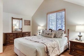 2 bedrooms, iron/ironing board, WiFi, bed sheets - Two bedroom plus loft home with Decks, Bikes & SHARC Pass to Pools, Hot Tub & Tennis (Sunriver)