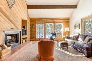 TV, fireplace - Two bedroom plus loft home with Decks, Bikes & SHARC Pass to Pools, Hot Tub & Tennis (Sunriver)