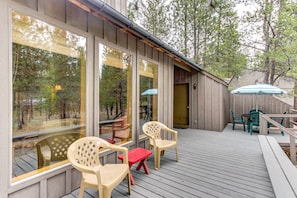 Outdoor dining - Two bedroom plus loft home with Decks, Bikes & SHARC Pass to Pools, Hot Tub & Tennis (Sunriver)