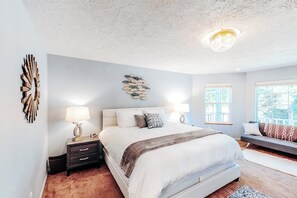 3 bedrooms, iron/ironing board, travel cot, WiFi - Beautiful coastal escape on golf course with enclosed yard & private gas grill (Waldport)