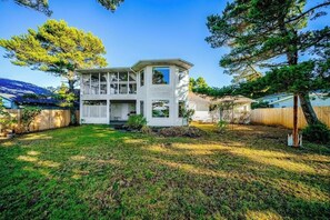 Exterior - Beautiful coastal escape on golf course with enclosed yard & private gas grill (Waldport)