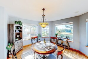 Dining - Beautiful coastal escape on golf course with enclosed yard & private gas grill (Waldport)