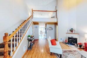 Interior - Beautiful coastal escape on golf course with enclosed yard & private gas grill (Waldport)
