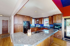 Fridge, microwave, oven, stovetop - Bay & Harbor View Home with High-Speed WiFi, Private Washer/Dryer, & Board Games (Newport)
