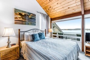 Room - Private Bayfront Home with Fishing Dock - Dogs Welcome (Newport)