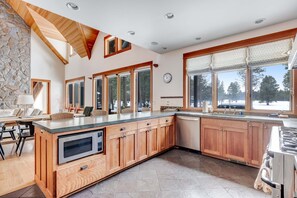 Fridge, microwave, oven, stovetop - Luxury home with amazing views, fireplace, pool, & hot tub (Black Butte Ranch)