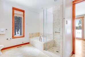 Shower, hair dryer, towels, shampoo - Luxury home with amazing views, fireplace, pool, & hot tub (Black Butte Ranch)