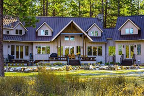 Exterior - Luxury home with amazing views, fireplace, pool, & hot tub (Black Butte Ranch)