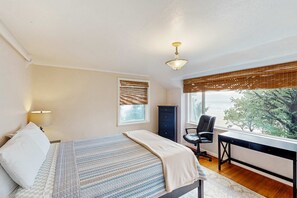 4 bedrooms, WiFi - Historic, Waterfront Home with Private Hot Tub - Dogs Welcome (Newport)