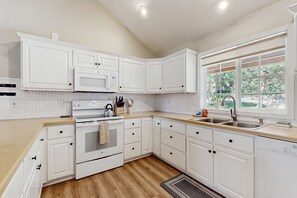 Fridge, microwave, oven, stovetop - Charming & Family-Friendly Retreat with Wood Stove, washer&dryer & Fenced Yard (Sisters)