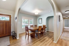 Dining - Charming & Family-Friendly Retreat with Wood Stove, washer&dryer & Fenced Yard (Sisters)