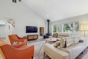 TV, offices - Charming & Family-Friendly Retreat with Wood Stove, washer&dryer & Fenced Yard (Sisters)