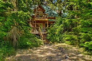 Exterior - Recently remodeled riverfront home with fireplace, firepit & W&D - dog-friendly (Rhododendron)