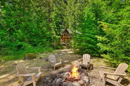 Recently remodeled riverfront home with fireplace, firepit & W&D - dog-friendly