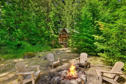 Recently remodeled riverfront home with fireplace, firepit & W&D - dog-friendly