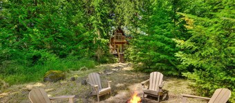 Recently remodeled riverfront home with fireplace, firepit & W&D - dog-friendly