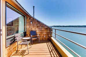 Terrace/patio - Waterfront Condo with Private Deck, Bay Views, Pool, Hot Tub, & Sauna (Newport)