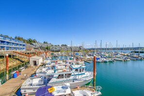 Marina - Waterfront Condo with Private Deck, Bay Views, Pool, Hot Tub, & Sauna (Newport)