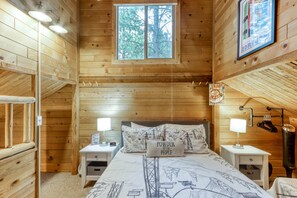 2 bedrooms, iron/ironing board, WiFi - Cozy home with shared pool, sauna, golf, private hot tub & deck - dog-friendly (Black Butte Ranch)