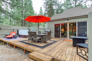 Outdoor dining - Cozy home with shared pool, sauna, golf, private hot tub & deck - dog-friendly (Black Butte Ranch)