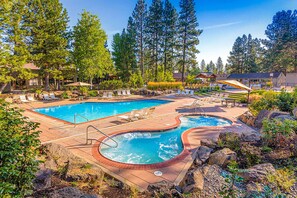 Pool - Cozy condo with shared pool, hot tub, sauna, fitness room, washer and dryer (Bend)