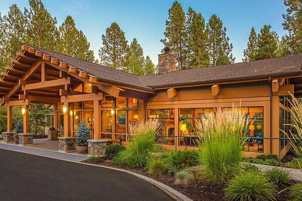 Exterior - Cozy condo with shared pool, hot tub, sauna, fitness room, washer and dryer (Bend)