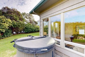 Terrace/patio - Artistic home w/ ocean views & private hot tub, close to beach (Newport)