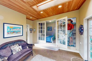 3 bedrooms, iron/ironing board, WiFi - Artistic home w/ ocean views & private hot tub, close to beach (Newport)