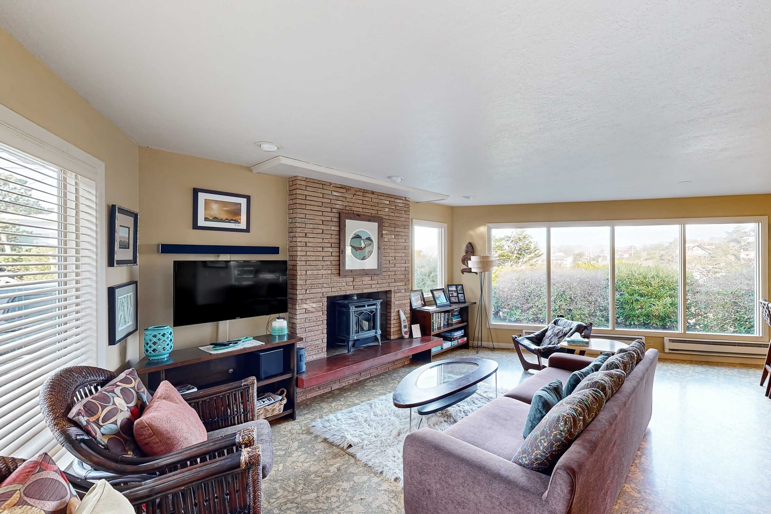 TV, fireplace