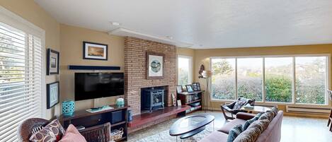 TV, fireplace
