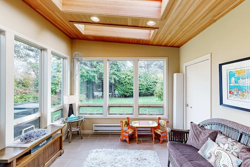 Artistic home w/ ocean views & private hot tub, close to beach