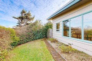 Property grounds - Artistic home w/ ocean views & private hot tub, close to beach (Newport)