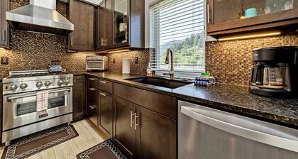 Stunning apt near the ocean with gas fireplace, partial water views & grill