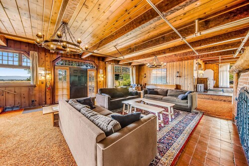 Dog-Friendly Home with Sea Views on Little Beach and Half-Mile to the Ocean