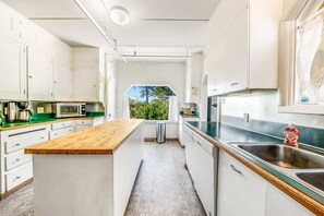 Fridge, microwave, oven, stovetop - Dog-Friendly Home with Sea Views on Little Beach and Half-Mile to the Ocean (Gearhart)