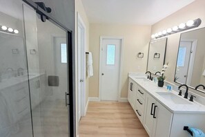 Shower, towels - 15 Minutes to Disney Theme Parks. Heated pool. (Kissimmee)