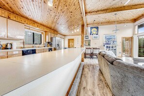 Interior - Incredible dog-friendly home with pool table, fast WiFi, gas fireplace, and W&D (Ocean Park)