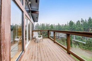 Property grounds - Incredible dog-friendly home with pool table, fast WiFi, gas fireplace, and W&D (Ocean Park)