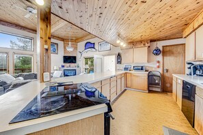 Fridge, microwave, oven, stovetop - Incredible dog-friendly home with pool table, fast WiFi, gas fireplace, and W&D (Ocean Park)