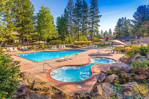 Pool - Cozy condo with loft & fireplace, AC, shared hot tubs, pools, fitness center (Bend)
